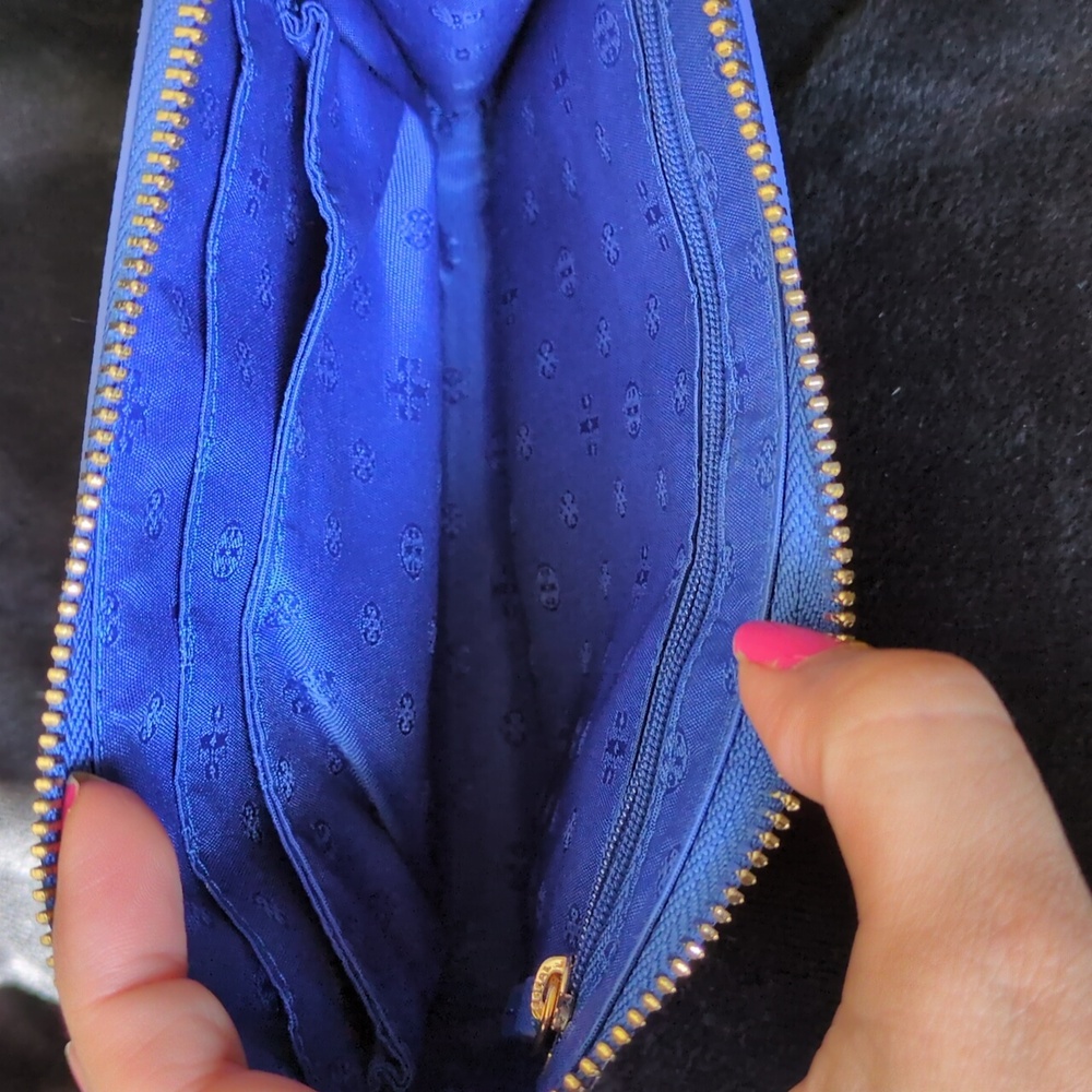 Tory Burch Robinson Pineapple Large Wristlet in Jewel Blue Saffiano leather. - Picture 3 of 3